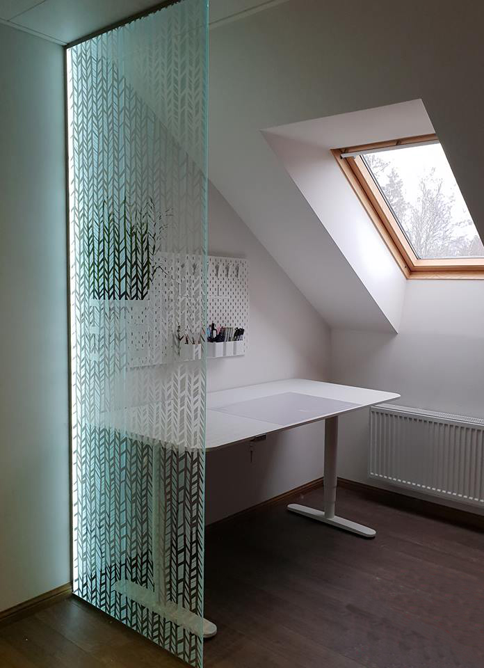 Patterned sandblasted glass partition in an office